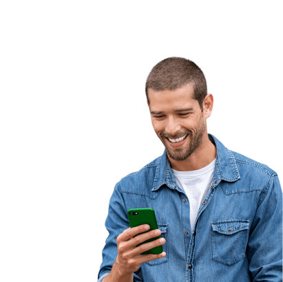 Homem jovem a sorrir para o telemóvel, que segura na mão