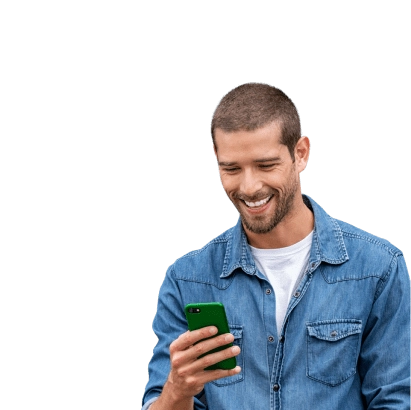 Homem jovem a sorrir para o telemóvel, que segura na mão