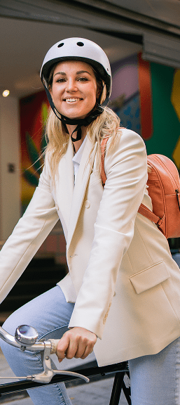 Mulher sorridente a andar de bicicleta