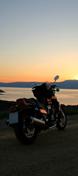 fotografia de moto ao pôr do sol