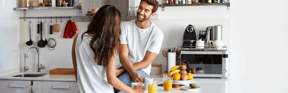 Casal jovem toma pequeno almoço com alimentos saudáveis