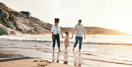 Família a passear à beira-mar, aproveitando a paz de espírito trazida pelo seguro de vida doenças graves.
