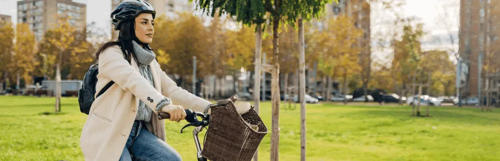jovem anda de bicicleta na cidade com tempo frio