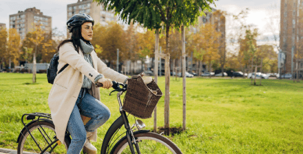 jovem anda de bicicleta na cidade com tempo frio