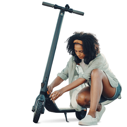 mulher a arranjar trotinete