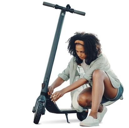 mulher a arranjar trotinete