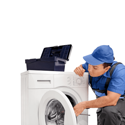 Técnico repara máquina de lavar roupa, com caixa de ferramentas pousada em cima da máquina