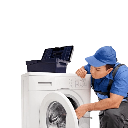 Técnico repara máquina de lavar roupa, com caixa de ferramentas pousada em cima da máquina