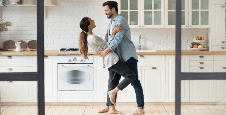Casal jovem feliz, a dançar na cozinha, depois de ter subscrito o seguro recheio casa. Casal jovem feliz, a dançar na cozinha, depois de ter subscrito o seguro recheio casa.