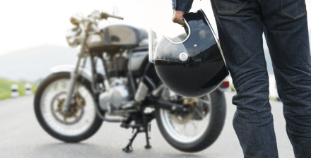 Ladrão de costas, ponderando o roubo de moto. Ladrão de costas, ponderando o roubo de moto.