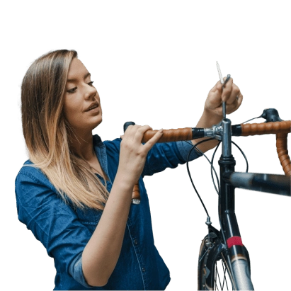 mulher a arranjar bicicleta