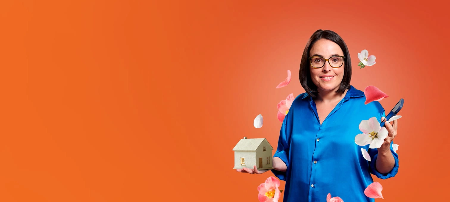 Joana Marques com pequena casa na mão