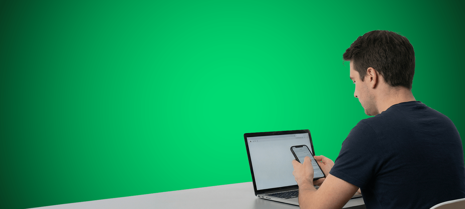 Homem em frente ao computador a participar um sinistro